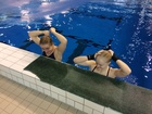 Ennen parihyppykilpailua myös hiukset täytyy syncronisoida. Anni Paloheimo ja Lauren Hallaselkä hyppäsivät M-tuloksen tyttöjen 3m parihypyissä.
